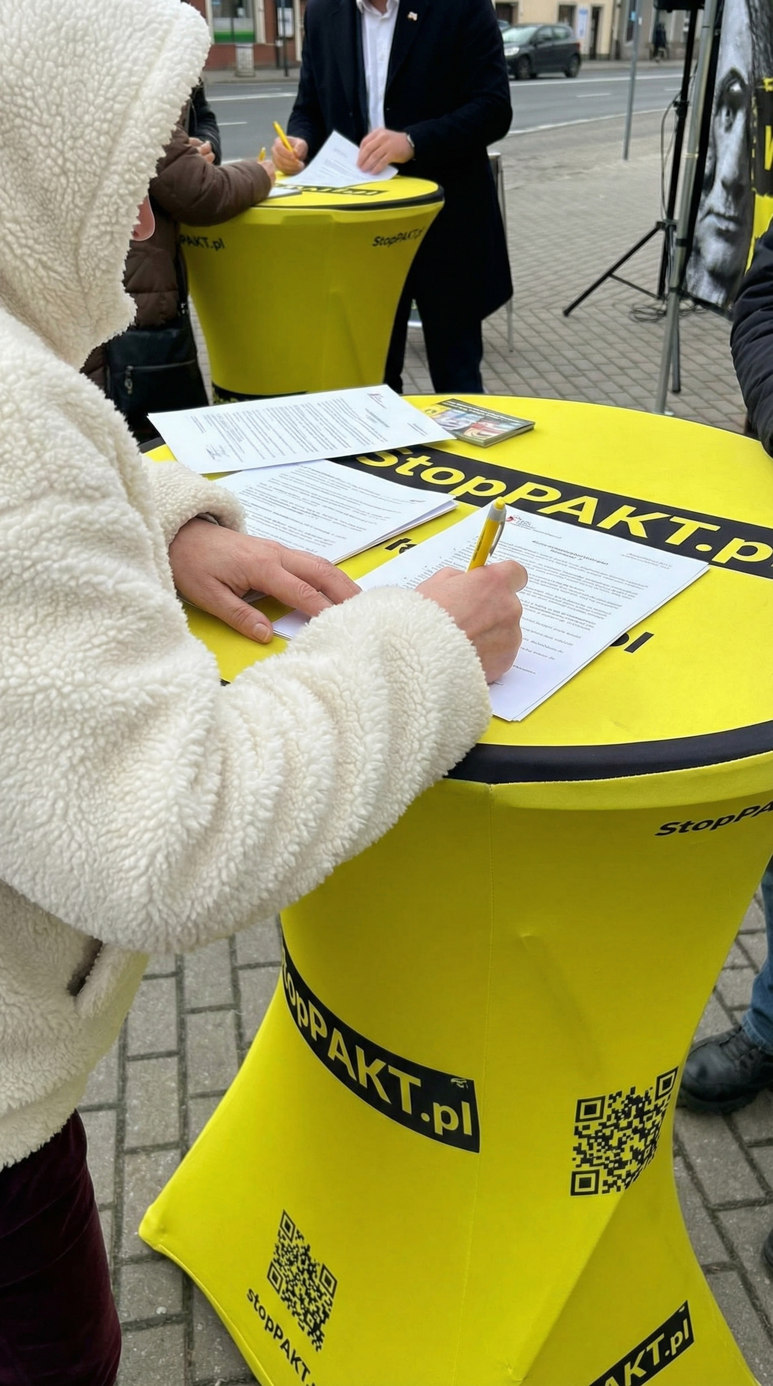 Wolontariusze StopPAKT zbierają podpisy na ulicach Warszawy